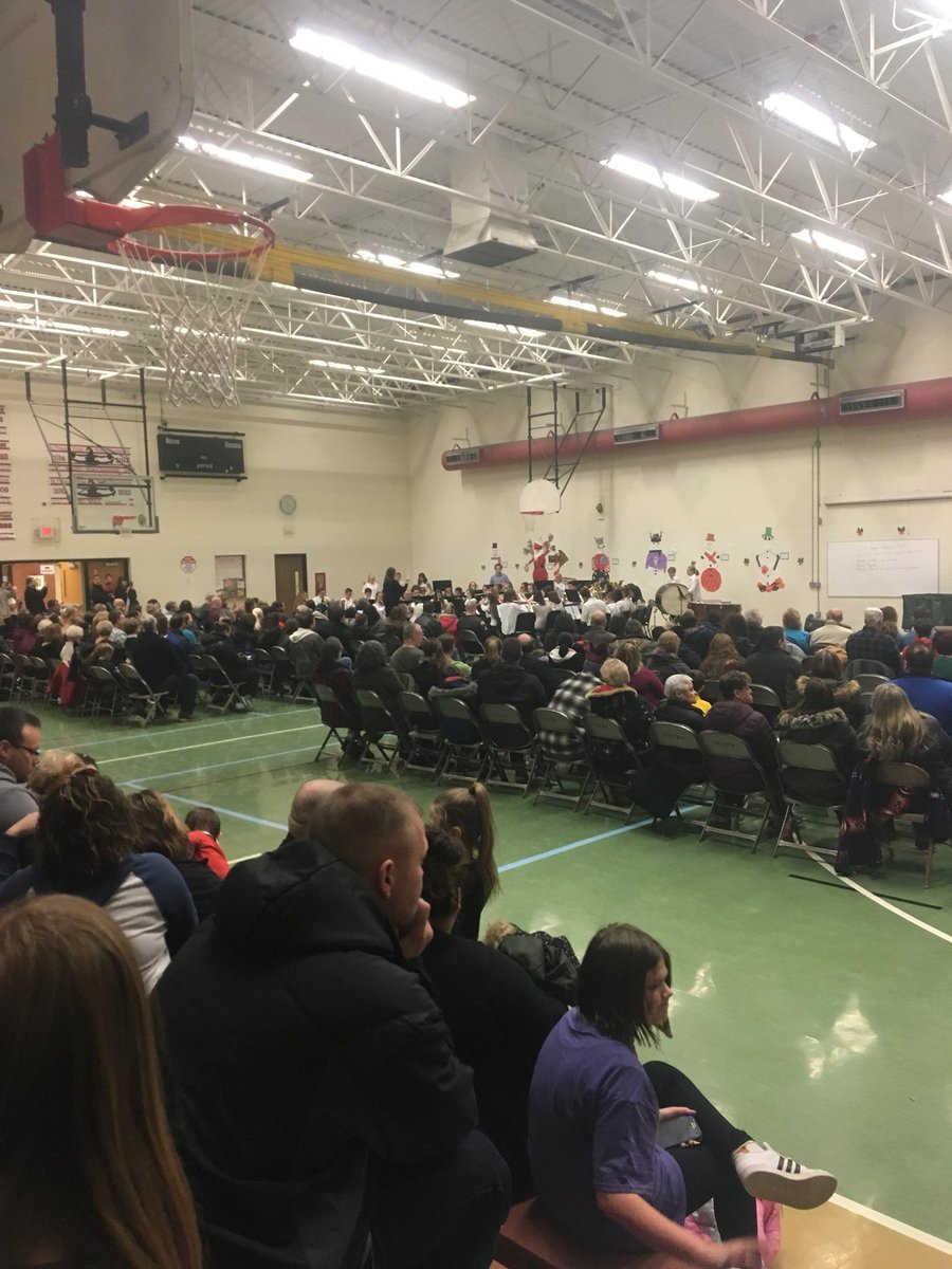 kjohnso112's tweet photo. Great job 6th, 7th, and 8th grade on your concert! Also awesome job Mrs. Lewis, they sounded great! @SFSDSchools @dc_principal @BlakePeuse #holidayconcert https://t.co/Ng3hwT8YFt