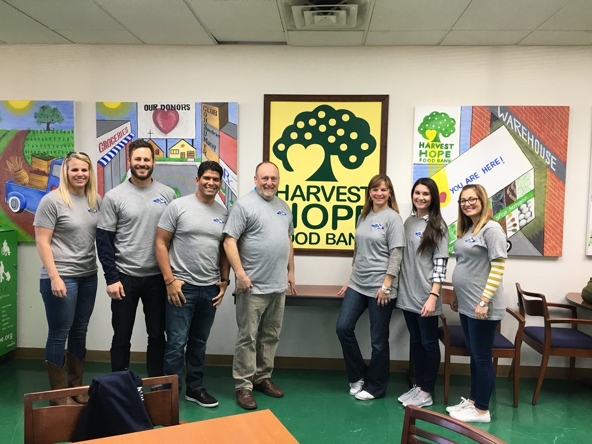 EchevarriaAngel's tweet photo. Great day with my @NWNComm team supporting @HarvestHopeFB! #givingback #Ncloud #NWNComm #CollaborateYourWay https://t.co/m9M14aXJSx