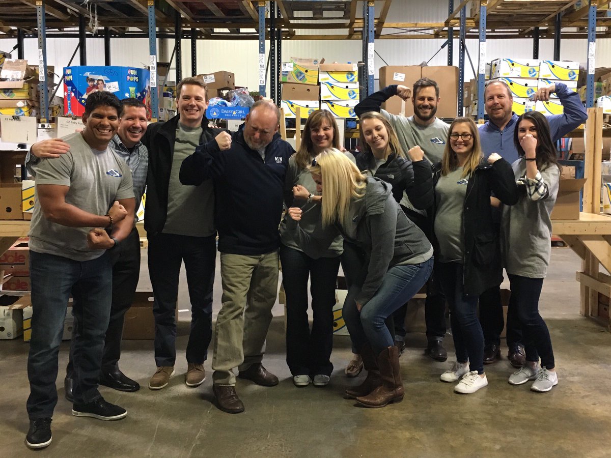 EchevarriaAngel's tweet photo. Great day with my @NWNComm team supporting @HarvestHopeFB! #givingback #Ncloud #NWNComm #CollaborateYourWay https://t.co/m9M14aXJSx