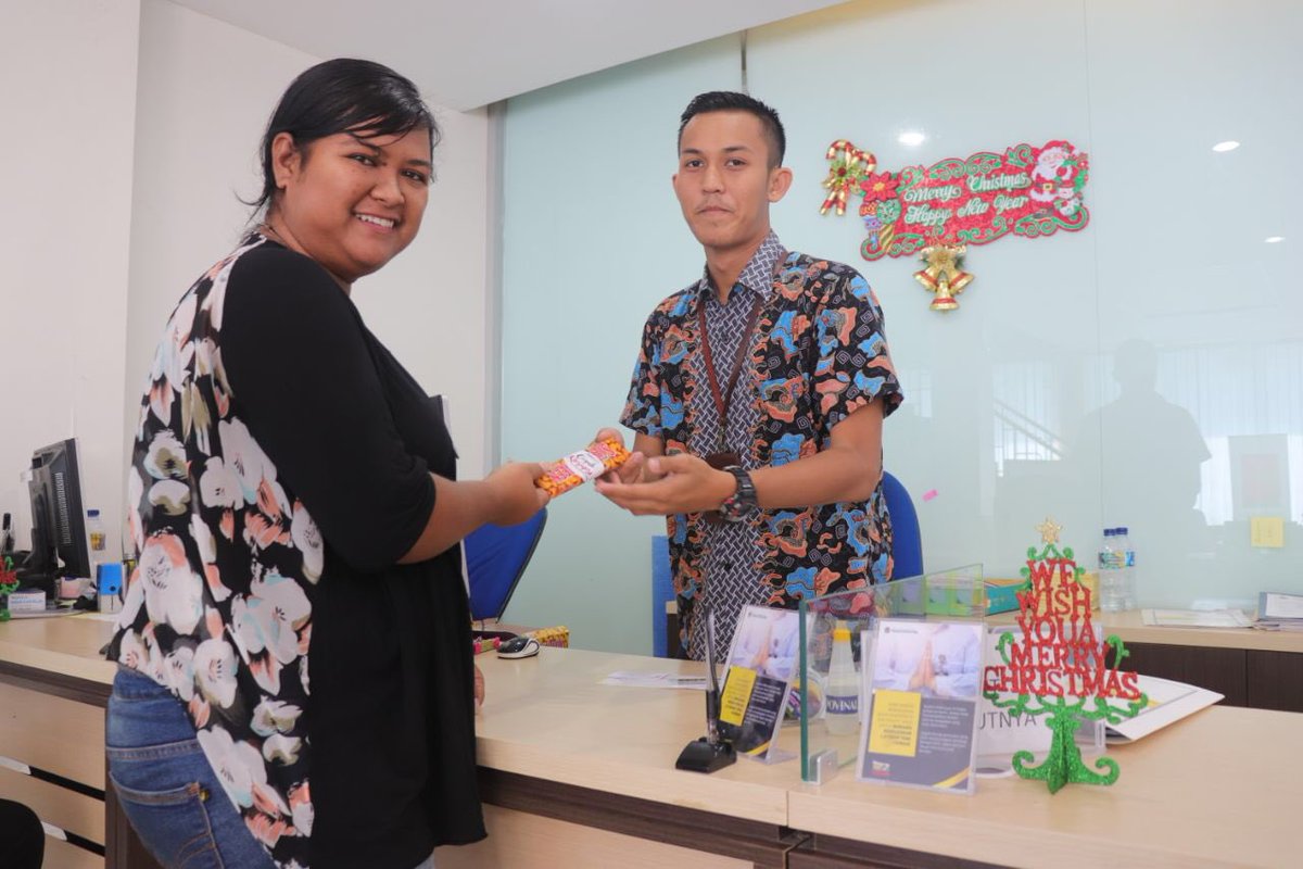 DitjenPajakRI's tweet photo. #LIVE Dalam rangka memperingati hari anti korupsi KPP Pratama Kupang melakukan senam pagi bersama yang dilanjutkan dengan kegiatan membagikan coklat berisi pesan anti korupsi serta makanan kecil untuk WP di TPT pagi ini. 
#HAKI2017 #PajakKitaUntukKita https://t.co/1I1A2noJHM