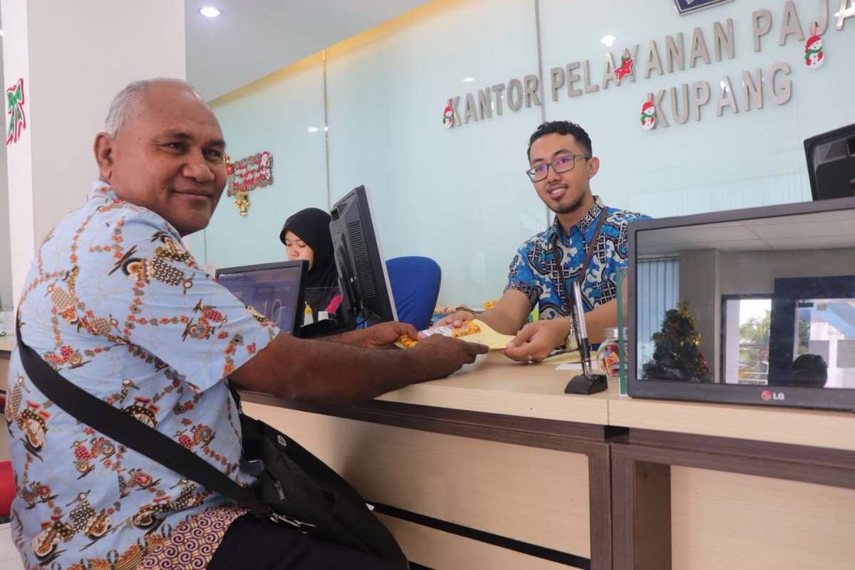 DitjenPajakRI's tweet photo. #LIVE Dalam rangka memperingati hari anti korupsi KPP Pratama Kupang melakukan senam pagi bersama yang dilanjutkan dengan kegiatan membagikan coklat berisi pesan anti korupsi serta makanan kecil untuk WP di TPT pagi ini. 
#HAKI2017 #PajakKitaUntukKita https://t.co/1I1A2noJHM