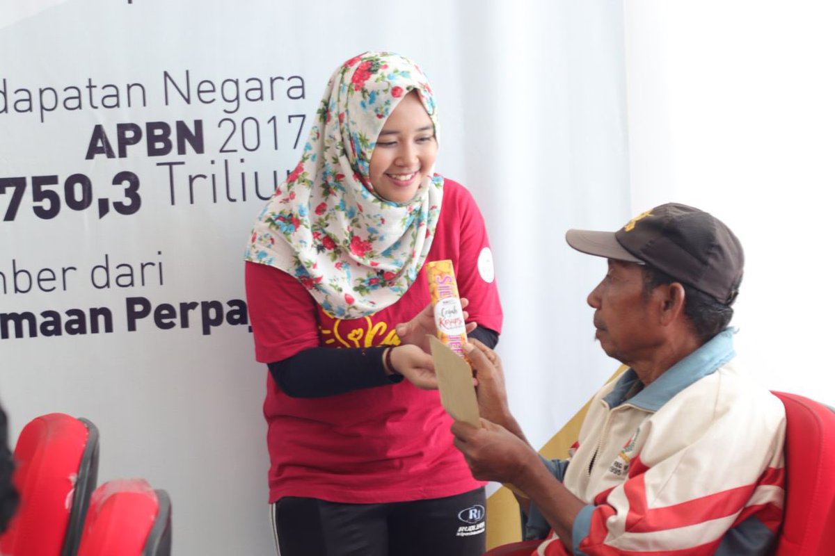 DitjenPajakRI's tweet photo. #LIVE Dalam rangka memperingati hari anti korupsi KPP Pratama Kupang melakukan senam pagi bersama yang dilanjutkan dengan kegiatan membagikan coklat berisi pesan anti korupsi serta makanan kecil untuk WP di TPT pagi ini. 
#HAKI2017 #PajakKitaUntukKita https://t.co/1I1A2noJHM