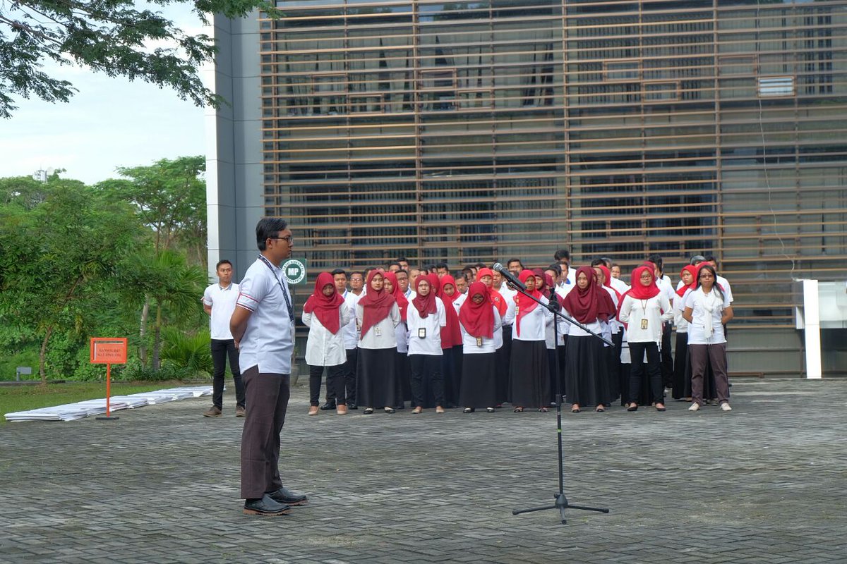 pajakkaltimtara's tweet photo. #LIVE Pegawai DJP Kanwil DJP Kaltimra, KPP Madya Balikpapan, KPP Pratama Balikpapan, KPP Pratama Penajam, bersama mengikuti apel memperingati Hari Antikorupsi International 2017. Kepala Kanwil DJP Kaltimra Samon Jaya selaku inspektur. 
#HAkI2017 #lawankorupsi #PajakKitaUntukKita https://t.co/f6qD0vcMsk