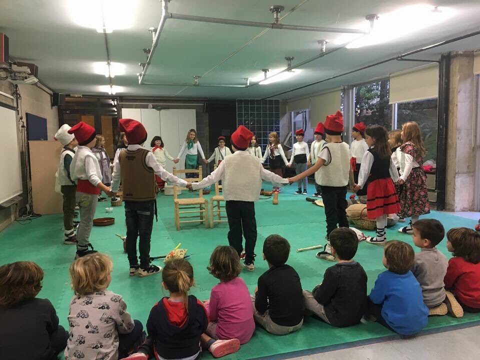 thaubarcelona's tweet photo. Figuretes del pessebre dels lleons i les lleones.
#2nprimària
#tempsdadvent
#thaubcn https://t.co/NYKIUtK1YX