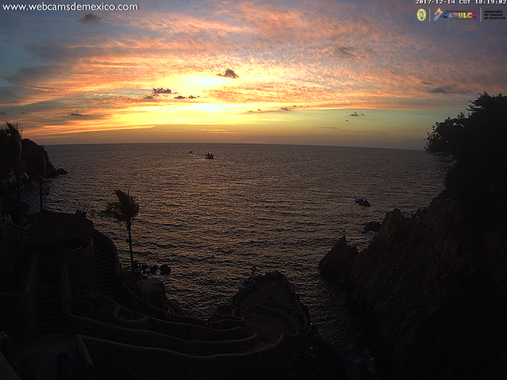 webcamsdemexico's tweet photo. Los colores de este atardecer lucen así en #Acapulco desde la emblemática Quebrada. Temperatura actual: 25º C https://t.co/pLrj2peAZf