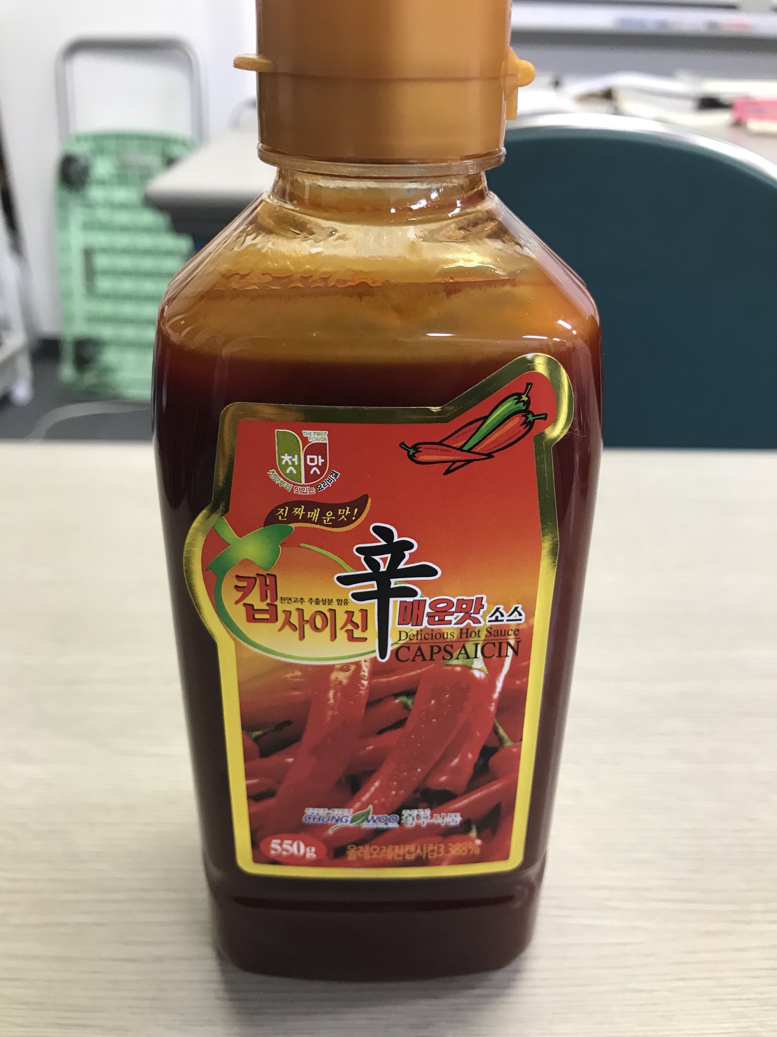 Quomat02 かかって来いデスソース これ 韓国で売ってる カプサイシン というペーストです ムチャクチャ辛い 一滴で口の中を痛みが駆け巡ります 美味しいんですけどね 調べてみたらこの中に入っている唐辛子は催涙ガスにも使われているんだそうで