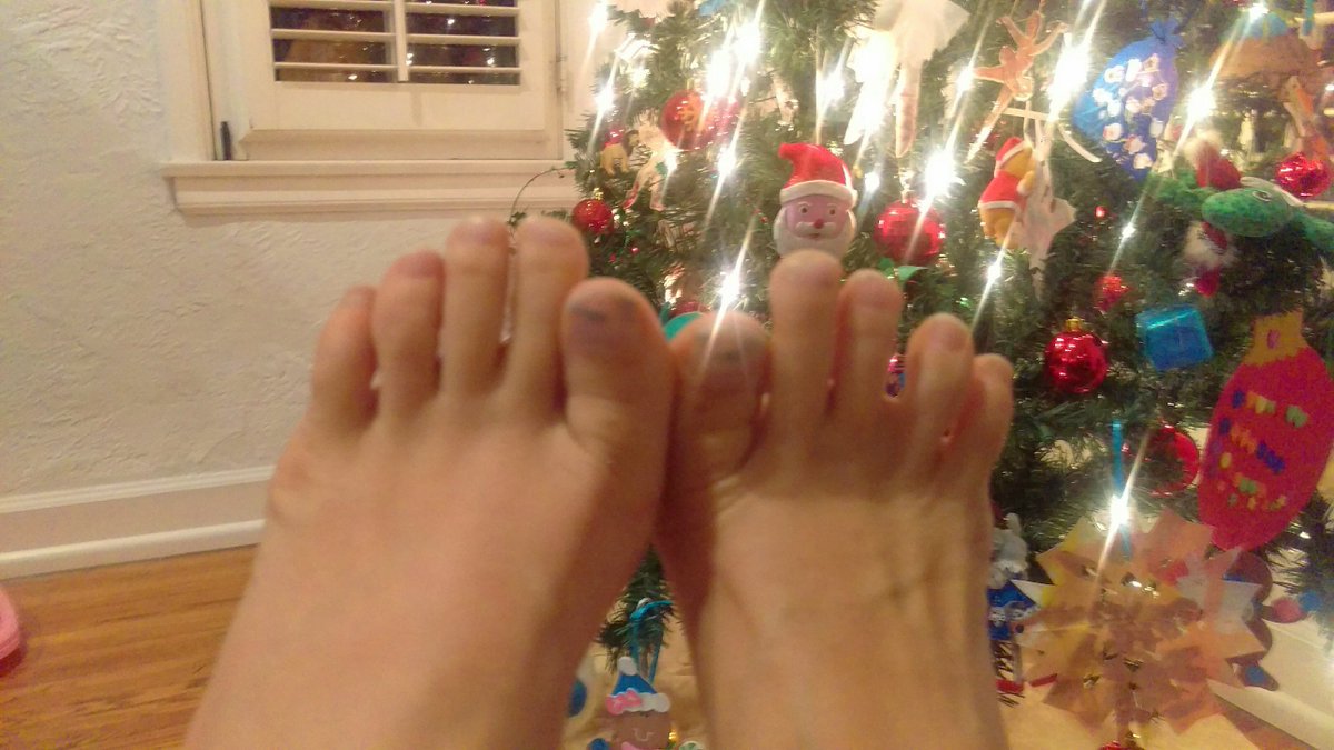forkmespoonme's tweet photo. #uglysocks have gone missing so you get my ugly pedicure instead! #PinkSociety #PinkPartyIX #glamour https://t.co/Z94v90b829