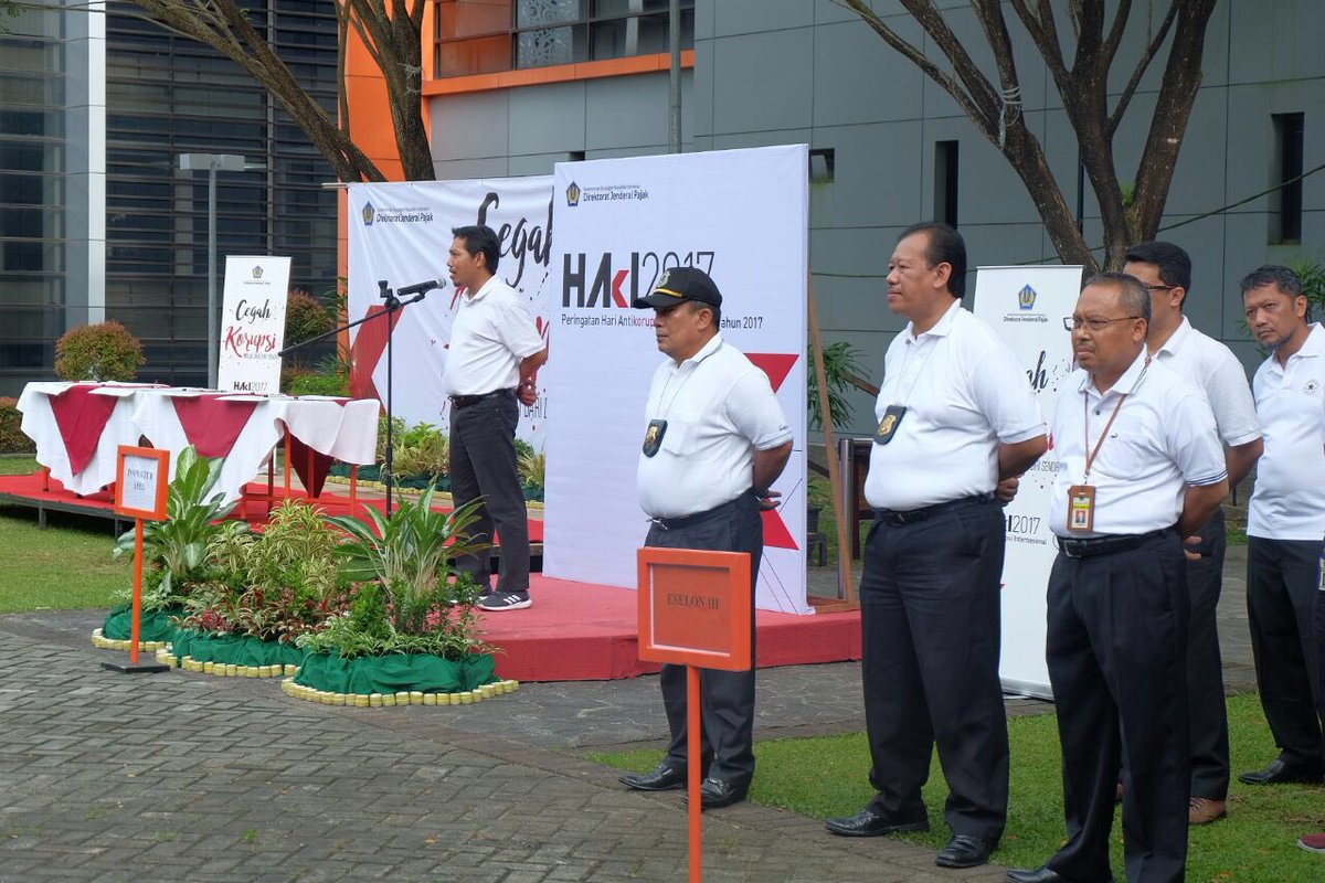 DitjenPajakRI's tweet photo. #LIVE Pegawai DJP di Balikpapan yakni dari Kanwil DJP Kaltimra, KPP Madya Balikpapan, KPP Pratama Balikpapan, KPP Pratama Penajam, bersama mengikuti apel gabungan memperingati Hari Antikorupsi International 2017.

#HAkI2017 #lawankorupsi #PajakKitaUntukKita https://t.co/z4Ox4OxuRe