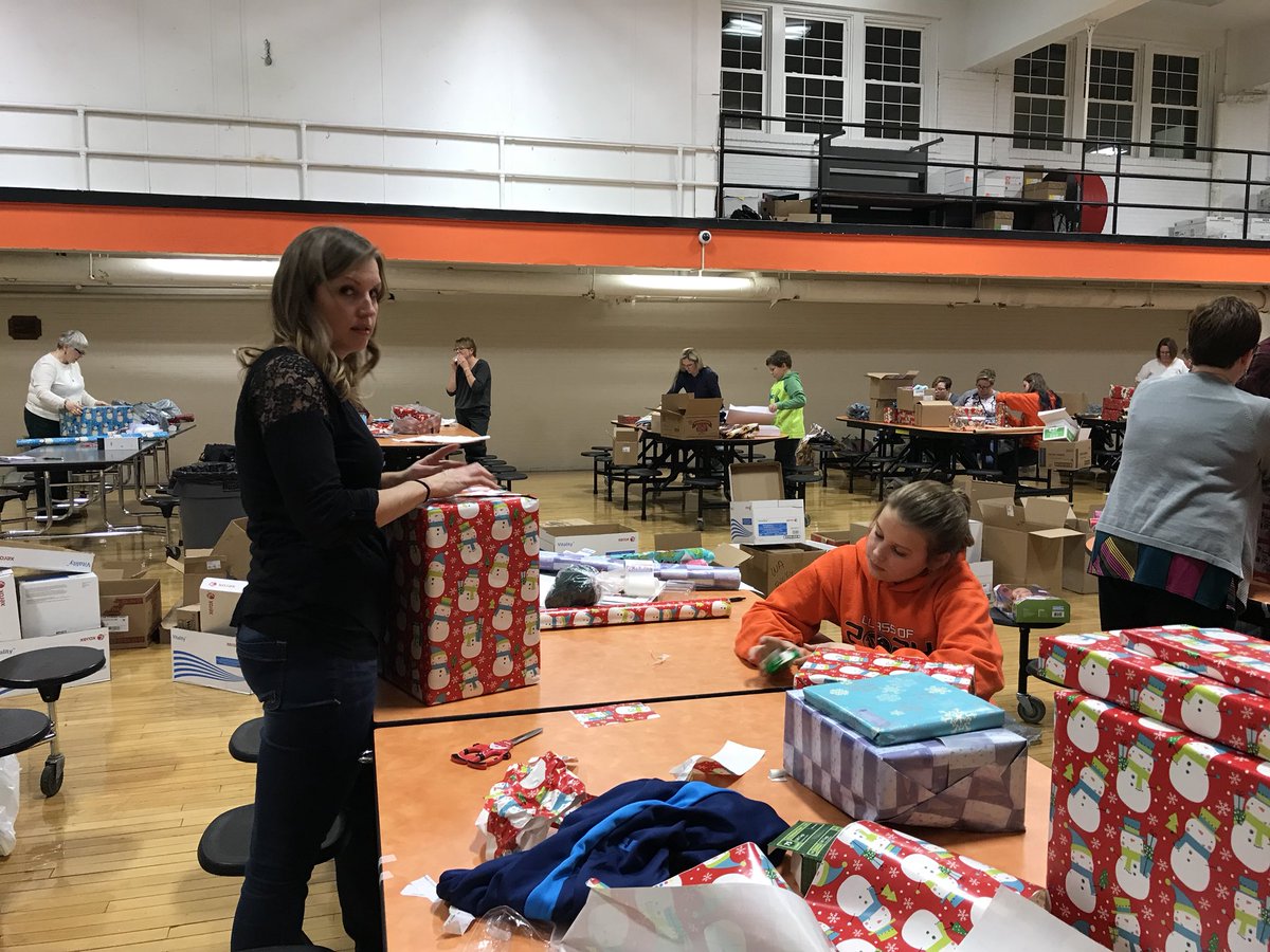 WashMSart's tweet photo. #WashPride Builders club wrapping gifts tonight! Thanks for showing up to help give others a little more joy this holiday season. https://t.co/COHkFerZez