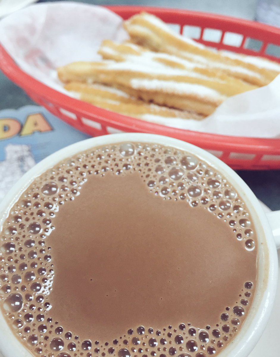 AsianSenzation's tweet photo. Another chilly night for hot chocolate &amp; churros! This time at #MorroCastle #HialeahFL https://t.co/Cb8Ivb9MP4