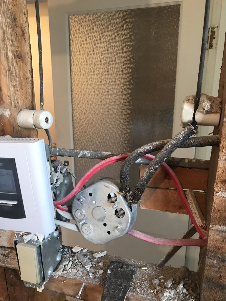 dufftech's tweet photo. @Make_It_Right Knob and tube, terrible junction box work https://t.co/WOVFfiaqBo