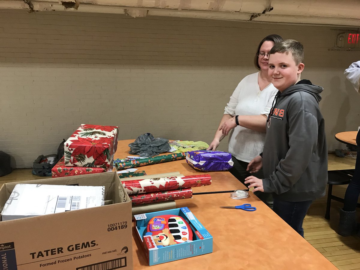 WashMSart's tweet photo. #WashPride Builders club wrapping gifts tonight! Thanks for showing up to help give others a little more joy this holiday season. https://t.co/NY3pmpJf8P