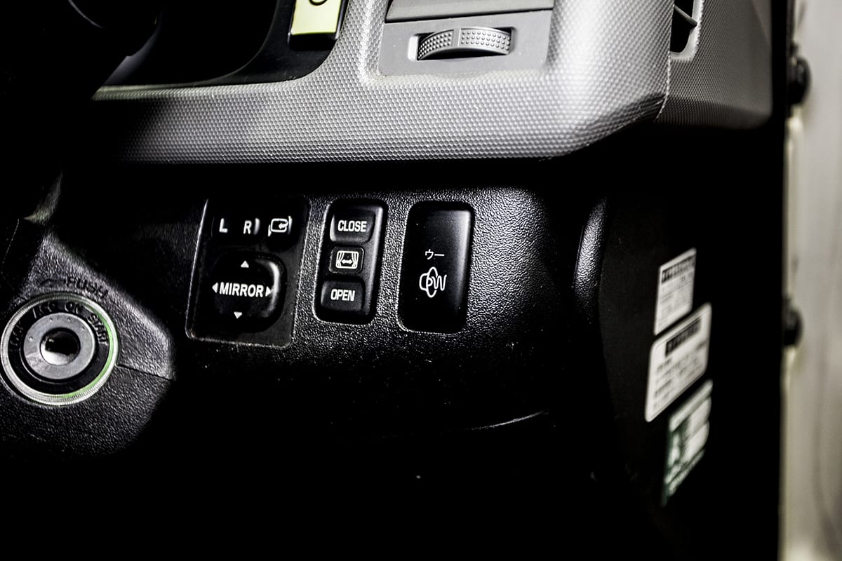 Auto Messe Web 患者を安全かつ速やかに運ぶ救急車の ウ というサイレン その音を発生させるボタンが意外にも可愛かった Automesseweb 救急車 サイレン ボタン ハイエース T Co Idzfm3aqsv