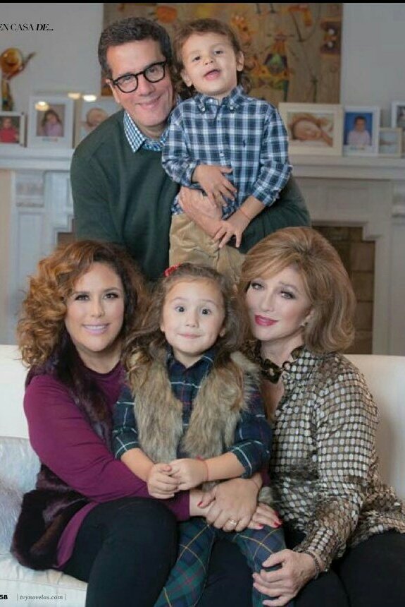 Porelasoyeva's tweet photo. Que família linda 😍❤ quanto tempo eu dormi 😪 https://t.co/tAzORaBb60