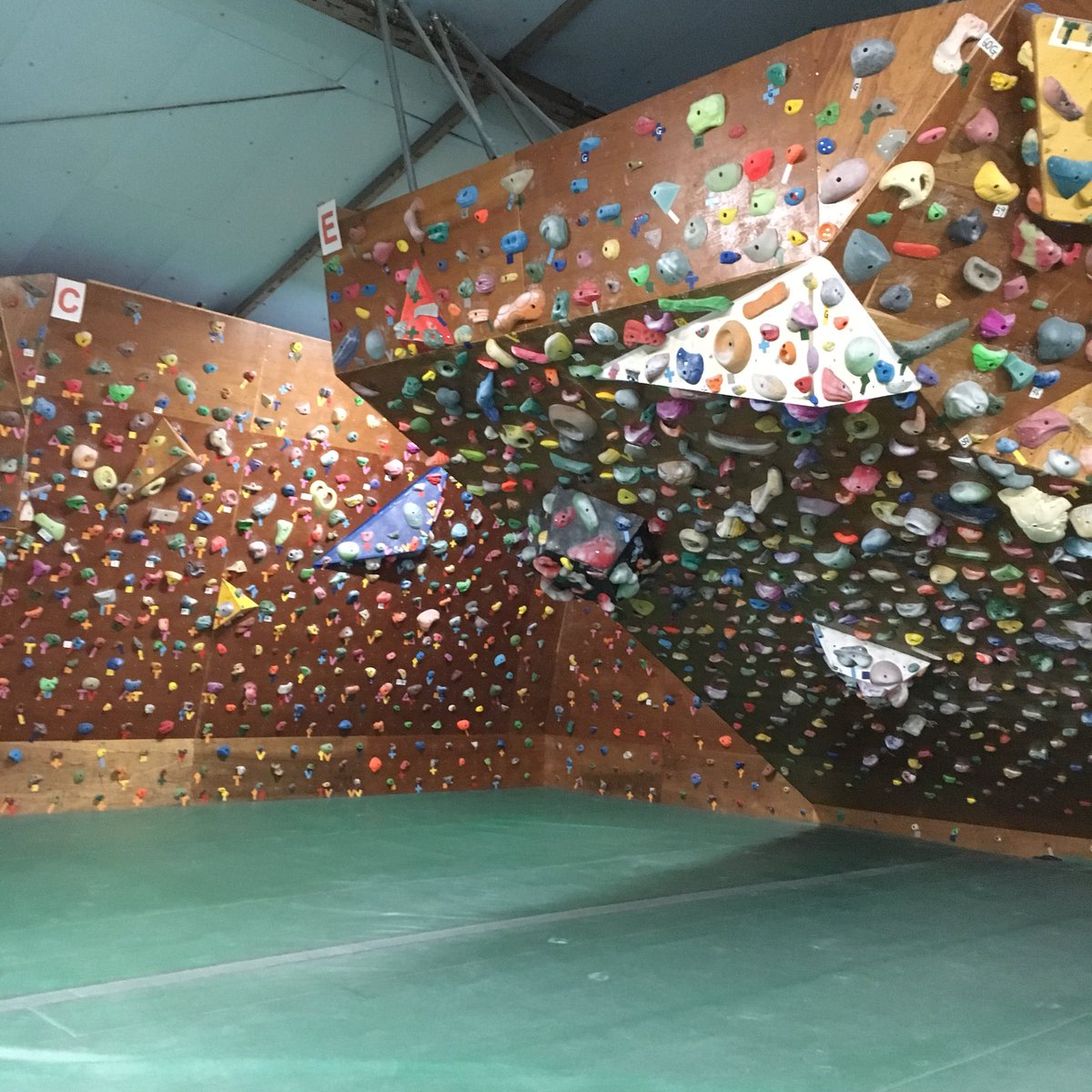 derukui_T_shirt's tweet photo. 宮崎県都城市にあるロッククライミングジム「Q-block Climbing Space」さんにDMを置いていただいてます。
長い強傾斜の壁、大きなホールドを使った課題はこの規模のジムでしか体験できません
宮崎県都城市神之山町4864
#q_block #ボルダリング
#凸derukui #真冬のtシャツ展
https://t.co/jcVxfPl6dl https://t.co/gwVsAUVJR9