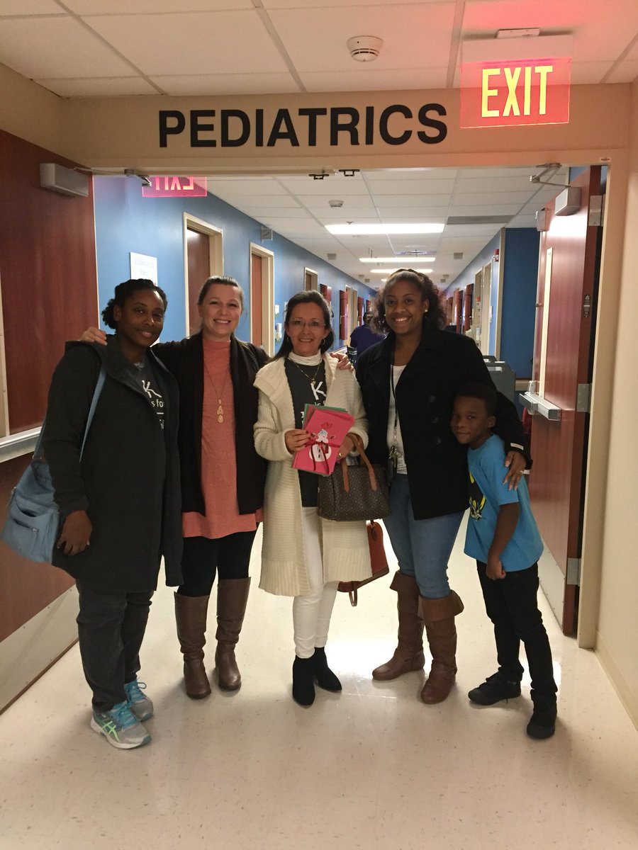 brodriguez5315's tweet photo. Delivering the Christmas cards our students made. @danishCFISD @EddaConstanza19 https://t.co/FaKfbMxXgV