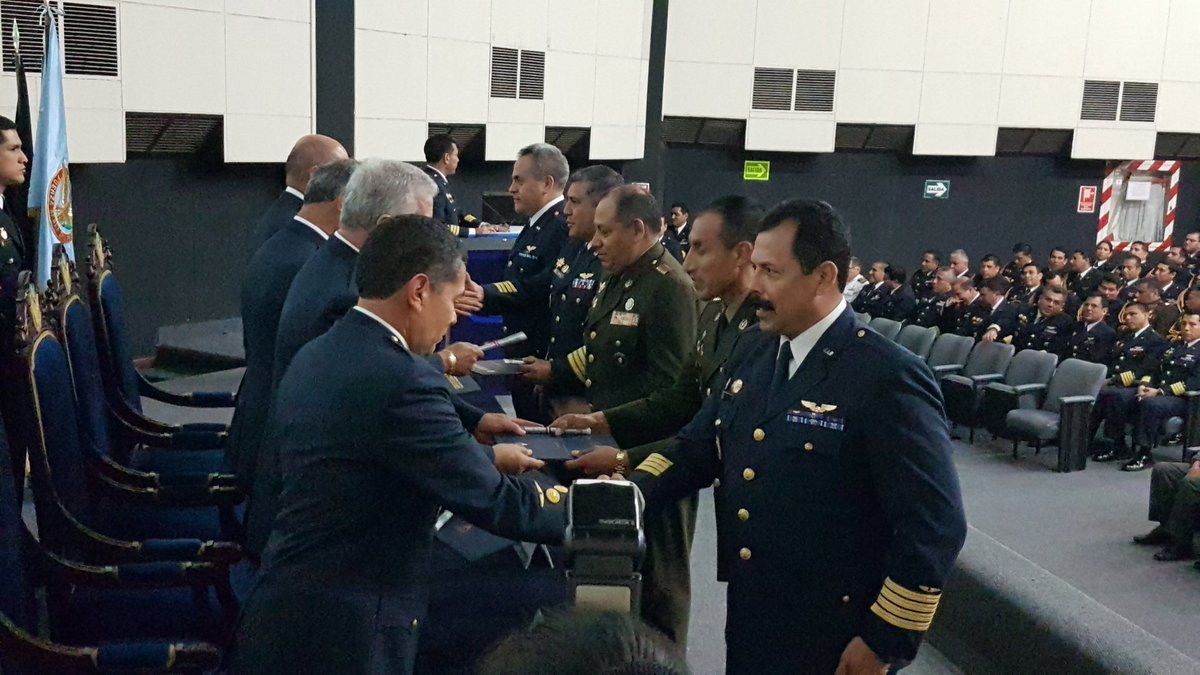 fapperu's tweet photo. 🛩 #LaFuerzaDeTodosLosPeruanos 🚁
Oficiales del @EjercitoPeru, @naval_peru y la #FAP culminan satisfactoriamente el Programa de Alto Mando, el Programa Comando y Estado Mayor y el Programa Táctico en la Escuela Superior de Guerra Aérea #ESFAP. https://t.co/7bDhwe9o6z