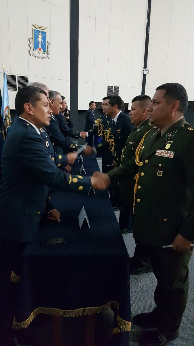 fapperu's tweet photo. 🛩 #LaFuerzaDeTodosLosPeruanos 🚁
Oficiales del @EjercitoPeru, @naval_peru y la #FAP culminan satisfactoriamente el Programa de Alto Mando, el Programa Comando y Estado Mayor y el Programa Táctico en la Escuela Superior de Guerra Aérea #ESFAP. https://t.co/7bDhwe9o6z