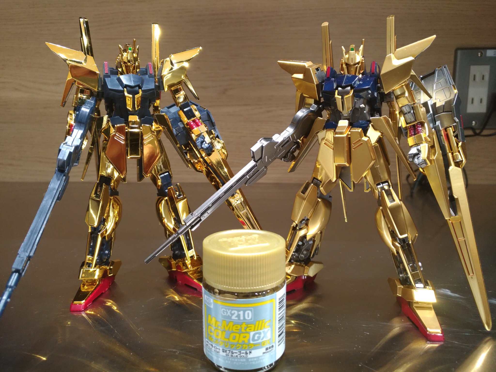 マイスター関田 Twitterissa Icene Akito ガンプラのゴールドメッキはシルバーメッキ の上にクリアイエローのコーティングがされていて その上に吹き付けているので厳密に言うとメッキの上に直接ではないですね いずれにしても ランナーからの切り取りとアンダー