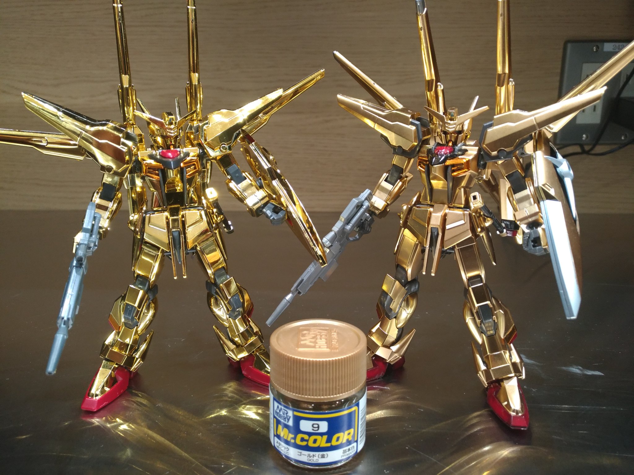 マイスター関田 Icene Akito ガンプラのゴールドメッキはシルバーメッキの上にクリアイエローのコーティングがされていて その上に吹き付けているので厳密に言うとメッキの上に直接ではないですね いずれにしても ランナーからの切り取りとアンダー