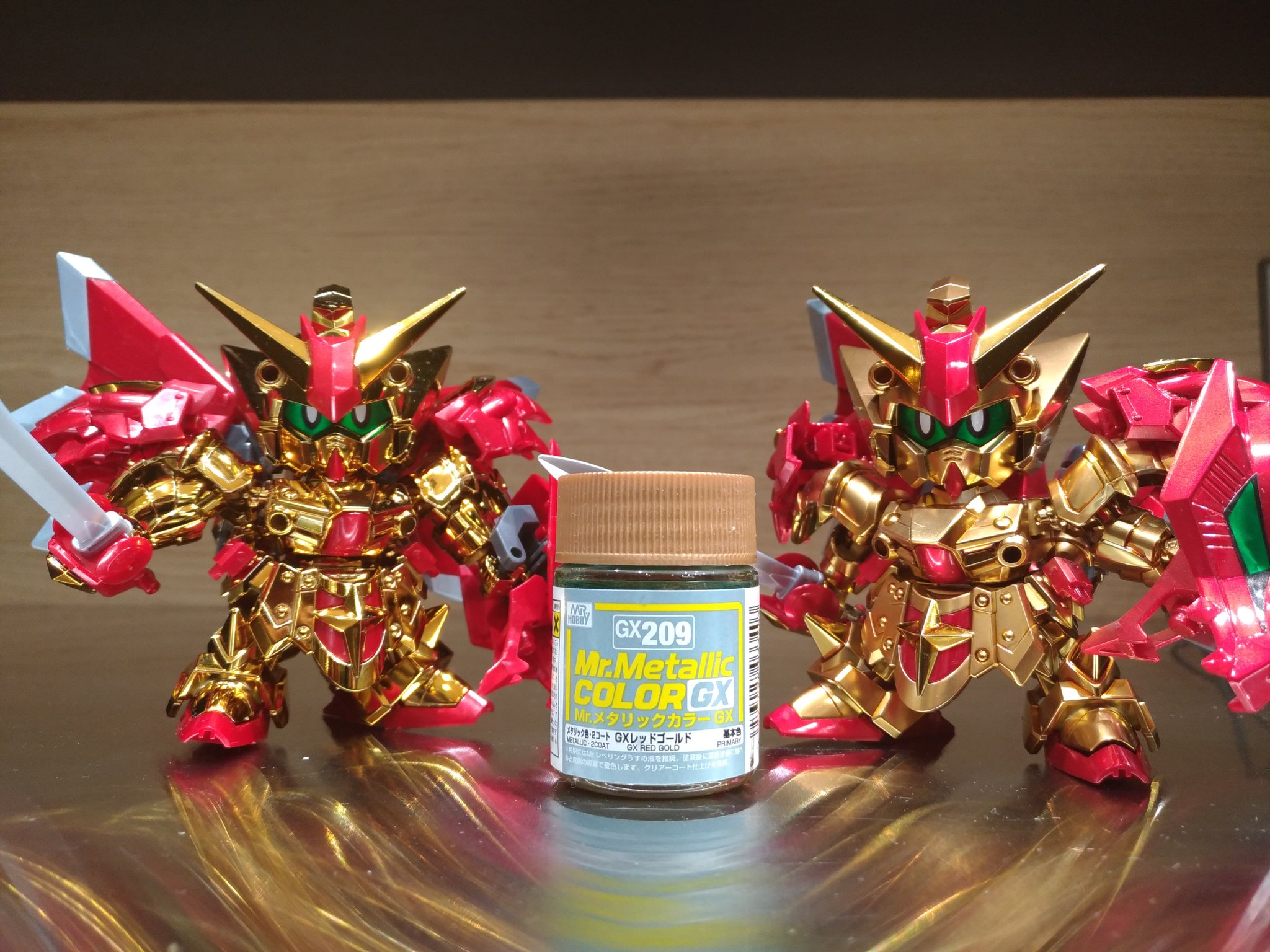 マイスター関田 Twitterissa Icene Akito ガンプラのゴールドメッキはシルバーメッキ の上にクリアイエローのコーティングがされていて その上に吹き付けているので厳密に言うとメッキの上に直接ではないですね いずれにしても ランナーからの切り取りとアンダー