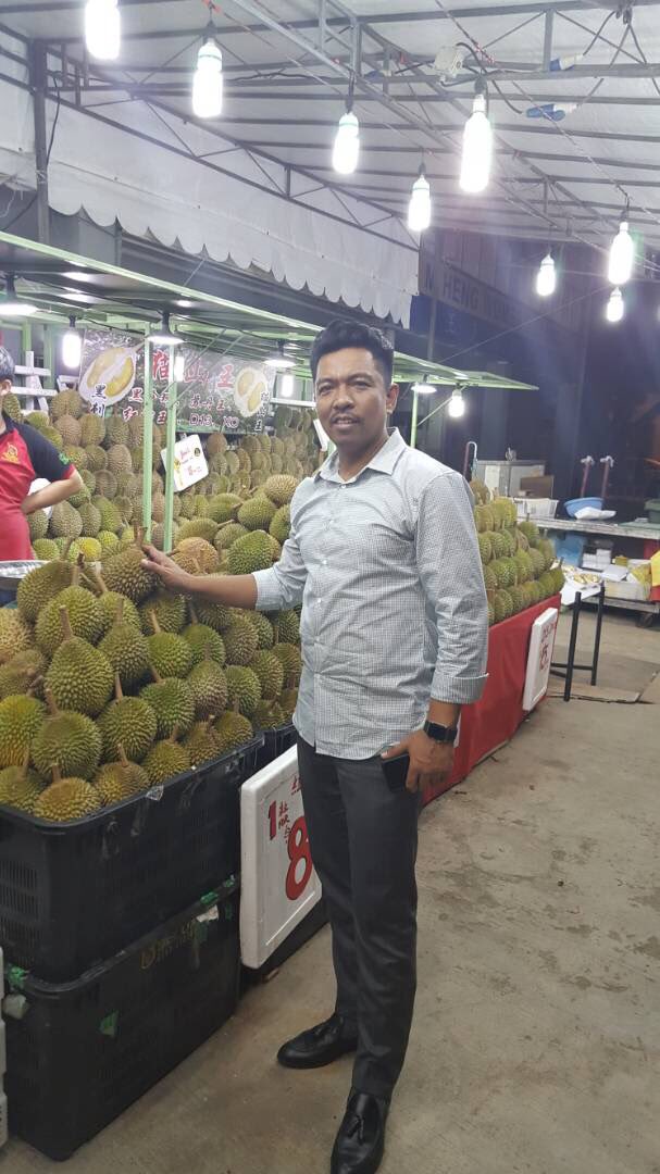 bad5277's tweet photo. Meninjau aktiviti jualan durian musang king di Spore https://t.co/72HgzxUkDc
