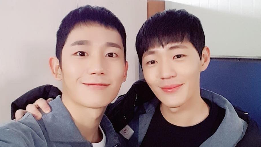 soompi's tweet photo. #JungHaeIn And #ShinJaeHa Reunite On Set Of “#PrisonPlaybook”
https://t.co/I8BNbG3WPw https://t.co/qsGsCGVXJP