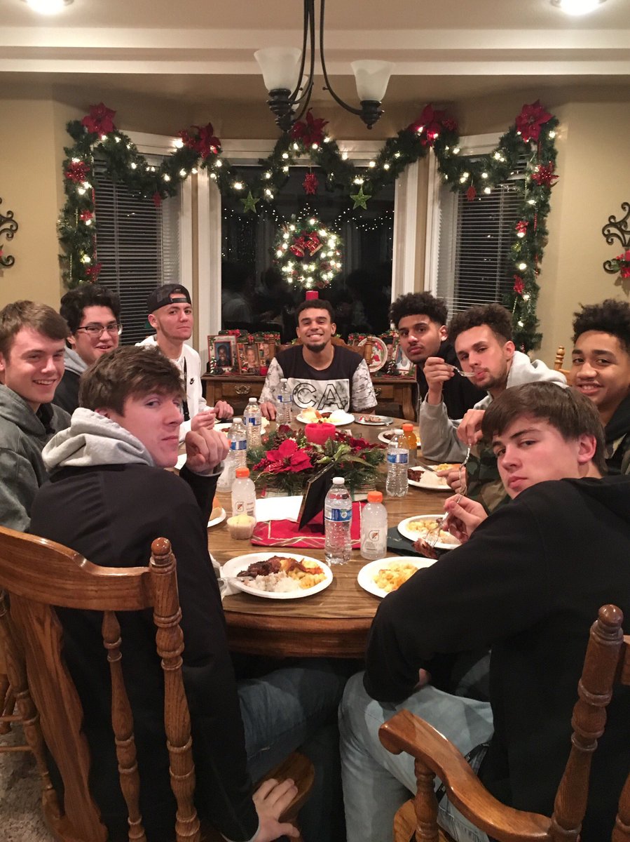 amythornton_5's tweet photo. One of my fav things to do-host these awesome young men for team dinner! Go getβm boys!
ππΌπβοΈπππΌ
#EKUhoops! https://t.co/PdU2WKZiuY