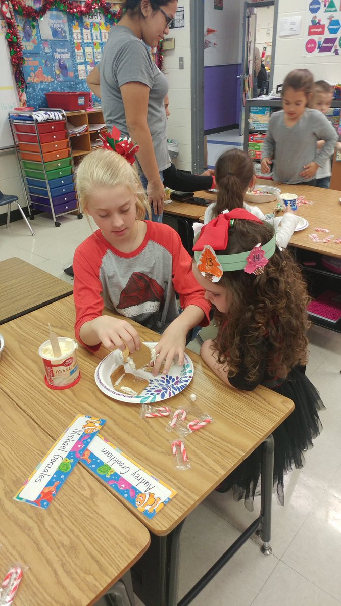 SzobotasClass's tweet photo. Spending our afternoon building gingerbread houses with our friends and families! The kids had a ball!ππ
#FESFamily #FES2017 https://t.co/lcnuXyCRLa