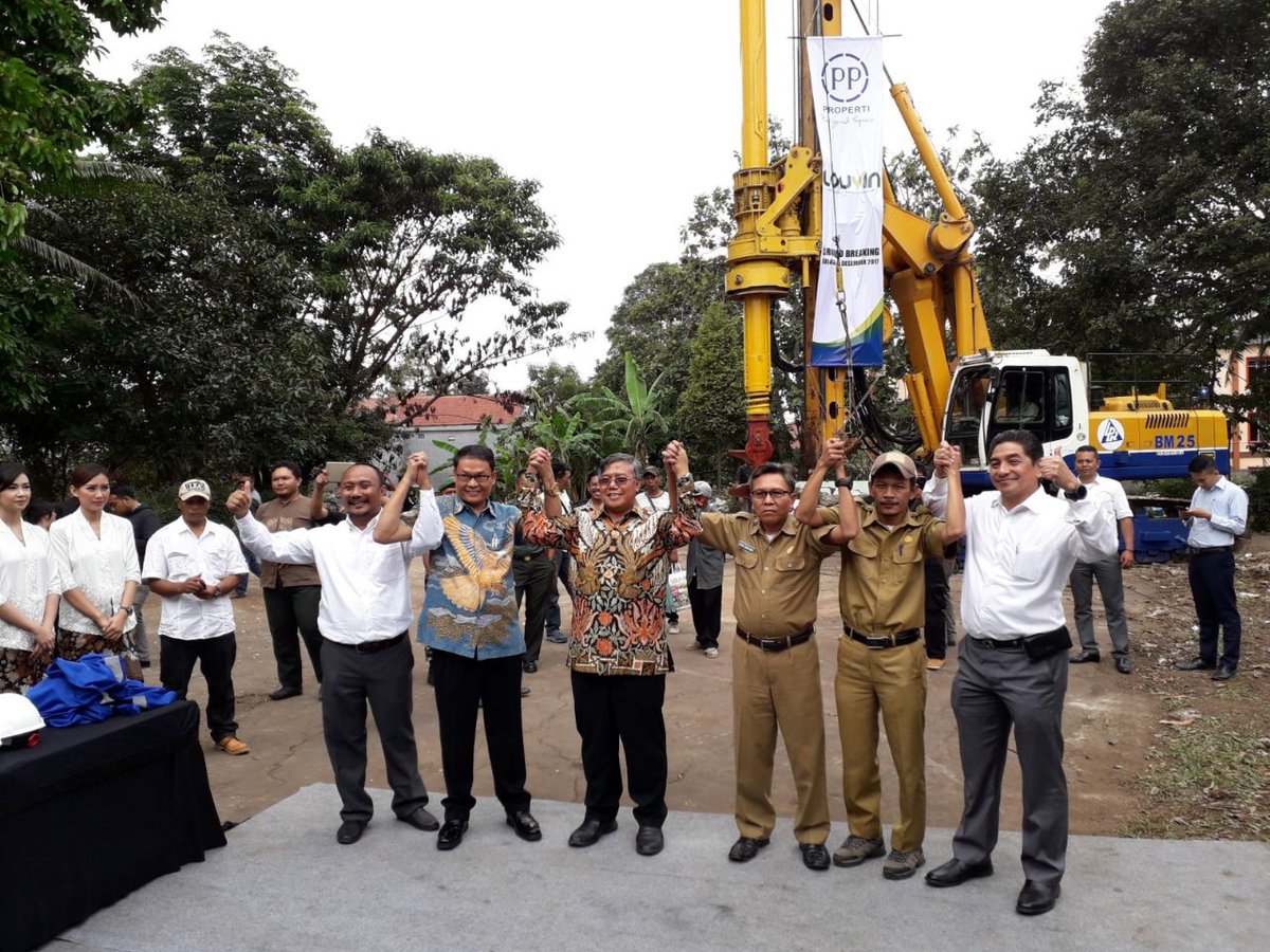 RayWhiteBandung's tweet photo. Penanaman pohon sebagai penanda dimulainya Ground Breaking Louvin Premium Student Apartment 😀.
#raywhite #raywhitecentralbandunggroup #properti #propertibandung #bandung #agent #agentproperti #rumah #rumahbandung #jualrumah #groundbreaking #apartment #louvin #jatinangor https://t.co/TDdYwYBK8B