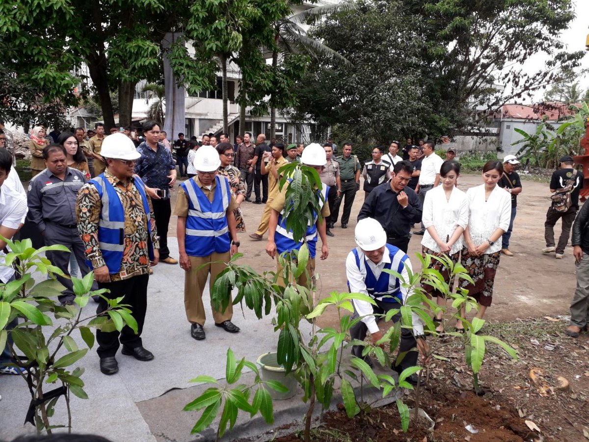 RayWhiteBandung's tweet photo. Penanaman pohon sebagai penanda dimulainya Ground Breaking Louvin Premium Student Apartment 😀.
#raywhite #raywhitecentralbandunggroup #properti #propertibandung #bandung #agent #agentproperti #rumah #rumahbandung #jualrumah #groundbreaking #apartment #louvin #jatinangor https://t.co/TDdYwYBK8B