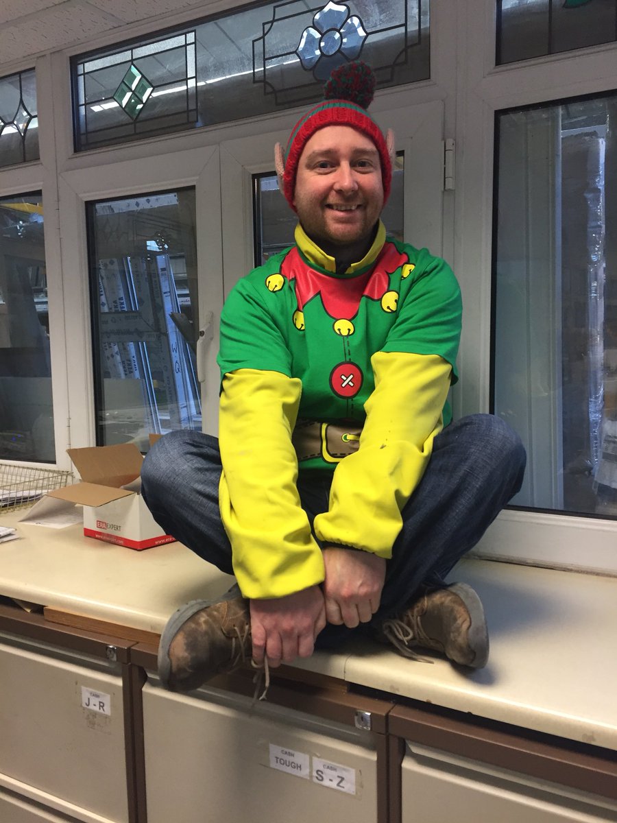 SOUTHPORTGLASS's tweet photo. #elfontheshelf merry xmas from @SOUTHPORTGLASS https://t.co/jfJaziWu3o