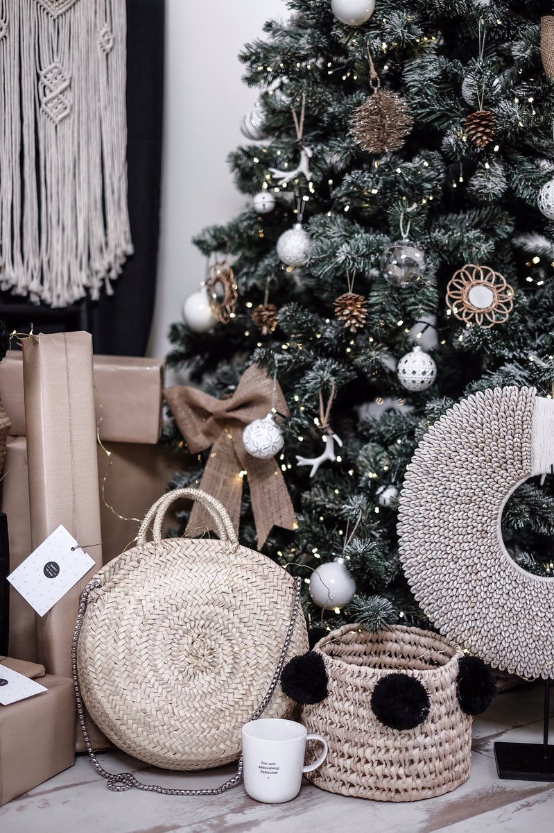 Focus sur les pépites <a href="/EtsyFR/">Etsy France</a> au pied de mon sapin 💥 - à retrouver sur le blog lisagermaneau.com "Christmas gift guide" - #Christmas  #gift #etsyfr <a href="/liketoknow/">Ms Smith</a>.it liketk.it/2tPLz