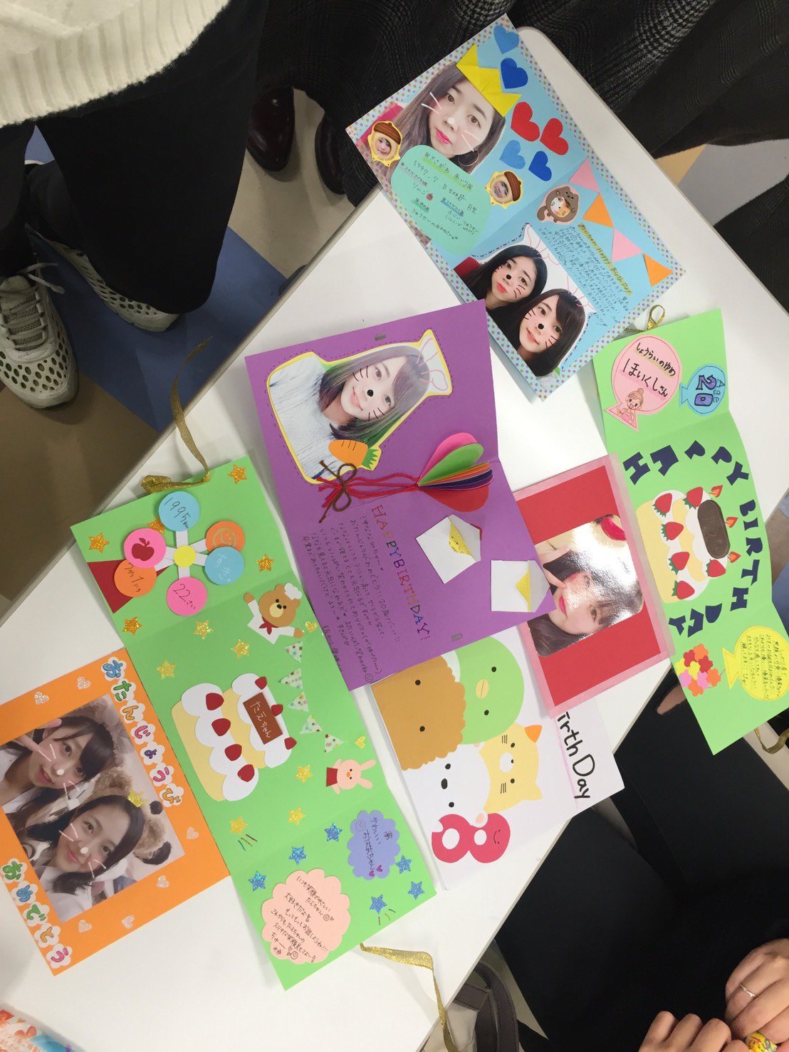 東京こども専門学校 実習就職対策 保育科2年生の授業で お誕生日会を開催しました 手作りの写真付きメッセージカードをもらい とても嬉しそうです T Co Ii9dgeys5n 東京こども 保育科 誕生日会 メッセージカード T