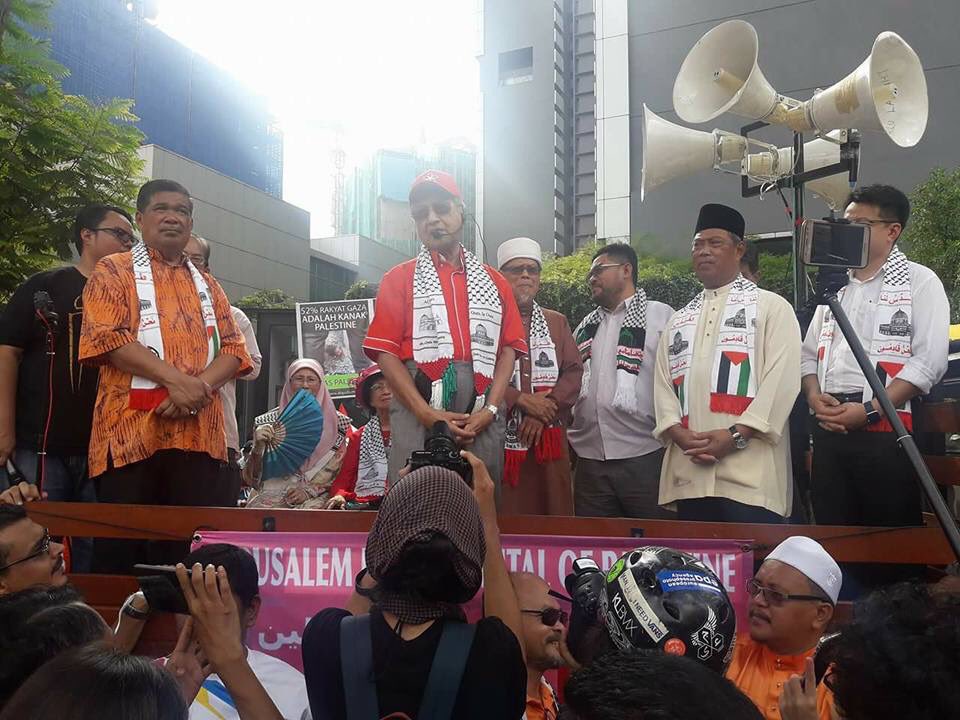 chedetofficial's tweet photo. You mess with Palestine,
You mess with all Peace-lovers in the world.

Malaysians from all faiths, races &amp; backgrounds should unite to challenge the oppressors. https://t.co/WaQ7ewpmwW