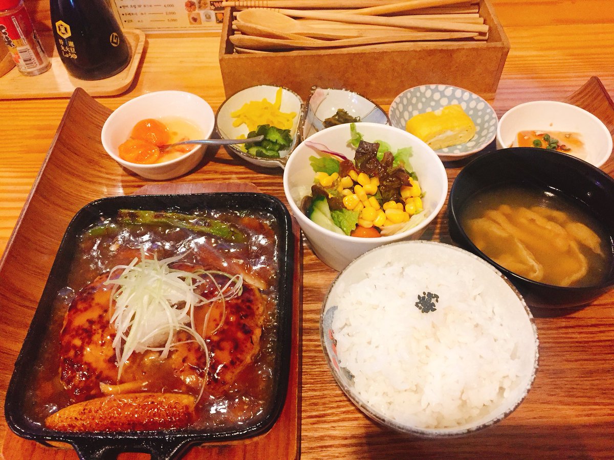 이대 파파노다이닝 함바그정식
집에서 만든것같은 함바그가 맛있다...!!!! 외대앞 언니네함바그 이후로 맛있는 함바그를 못찾았는데ㅜㅜ 넘 조아