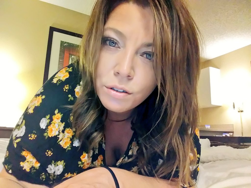 CandylandCandi2's tweet photo. That look you give when you just wanna be f***ed good. @NightShiftTK #CandylandCandice #cockstarved #GFE #sex #hot #real https://t.co/wkjvSBq1DP