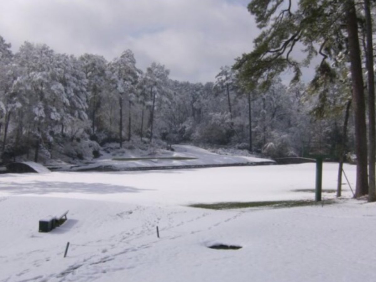 KenBrownGolf's tweet photo. It looks a little different in April. The under floor heating has melted the snow on the green. #StillMagic https://t.co/mEpWQdLjLe