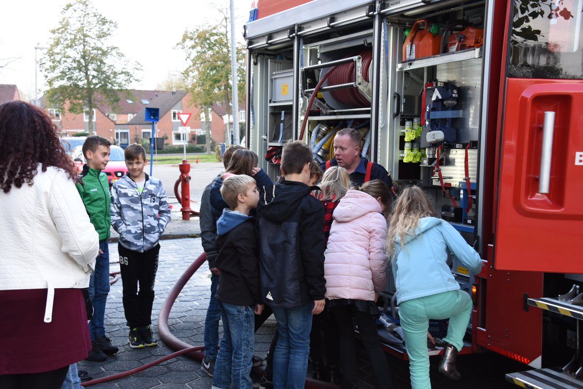 MarkeOBS's tweet photo. De foto's van het bezoek aan brandweer de Maten (IMC Basis) van onze groepen 7/8 staan nu op onze website https://t.co/D1iYy2MWau #IMCbasis https://t.co/AnparA5Q3l