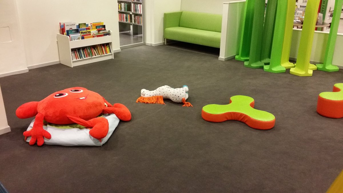 modiga_etuna's tweet photo. Inne på barn-och ungdomsavdelningen hittar ni hörnan vi kallar Pek och lek. Den är för barn 0-2 år och deras vuxna. Där finns böcker riktade till de yngsta. #bibblan #eskilstuna https://t.co/Yl8qcdaE3k