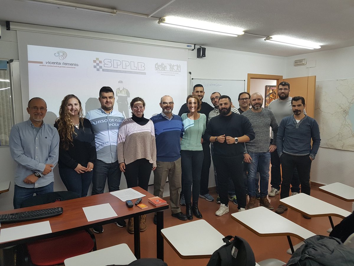 vicentefmunoz's tweet photo. Finalizado el #Curso_de_Comunicación_No_Verbal para #Policías en la sede del Sindicato de Policias y Bomberos de Valencia, con el objetivo de aprender a detectar, antecipar y evitar a la agreción mediante el #análisis y la #interpretación del #lenguaje_corporal. Gracias a todos. https://t.co/IlcK6kpo02