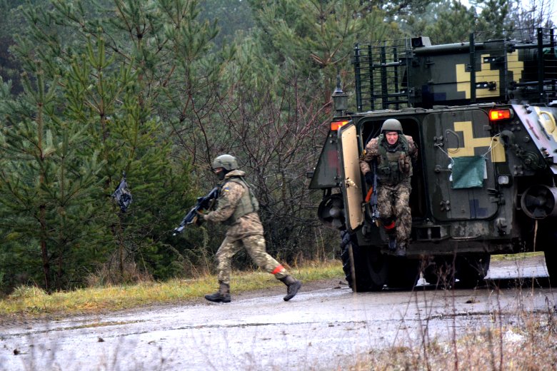 DefenceU's tweet image. Як проходить підготовка батальйону однієї з механізованих бригад #ЗСУ за участі іноземних військових інструкторів, (goo.gl/am4GnA)
#mechanisedtroops #army #warrior #weapon #military #defense