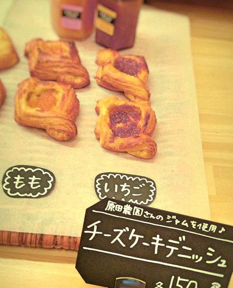 ShareBread's tweet photo. 原田農園さんのフルーツジャムを使った『チーズケーキデニッシュ』
チーズケーキの甘さとジャムの酸味の相性が抜群の一品です😁
ジャムも店内で試食、販売もしておりますので是非食べに来てください😌
#沼田市 #下川田町 #sharebread #焼きたてパン #原田農園 #チーズケーキデニッシュ https://t.co/yIHkXvCydw