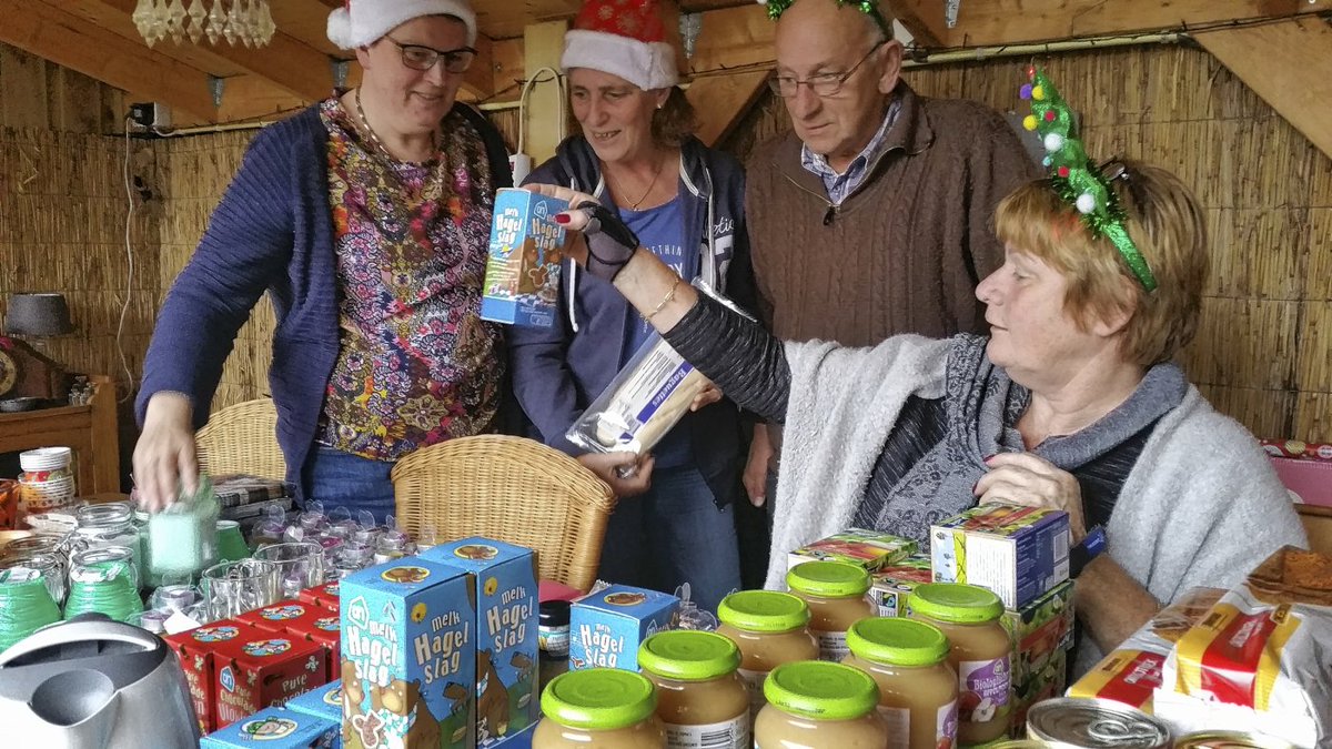 HetKontaktVN's tweet photo. Kerstpakketten voor mensen in nood HARDERWIJK Na het sinterklaasfeest in buurthuis De Tweeling, met dit jaar 56 kinderen die cadeautjes kregen, is de organisatie 'Mensen in Nood' van Anneke van Lingen alweer druk... https://t.co/tvdD0C4LpO https://t.co/O6qqTFuQT1