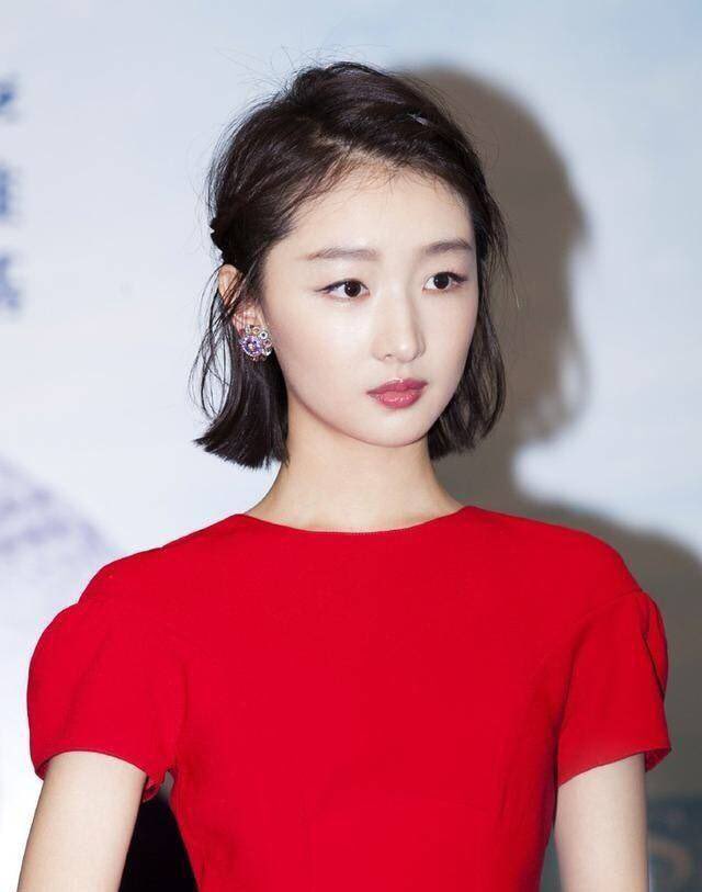 Zhou Dongyu's long hair fluttered and appeared in the activity