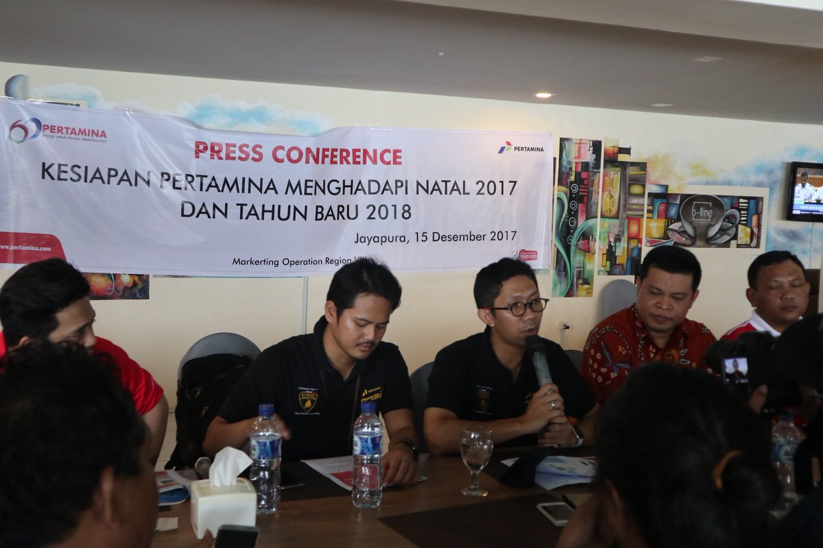 pertaminamalupa's tweet photo. Saat ini tengah berlangsung Press Conference Kesiapan Pertamina menghadapi Natal 2017 dan Tahun Baru 2018 MOR VIII oleh Pjs GM MOR VIII @zibali_ptm #pertamina #MOR8 #TraKosong 
@pertamina https://t.co/LJHfybjUWL