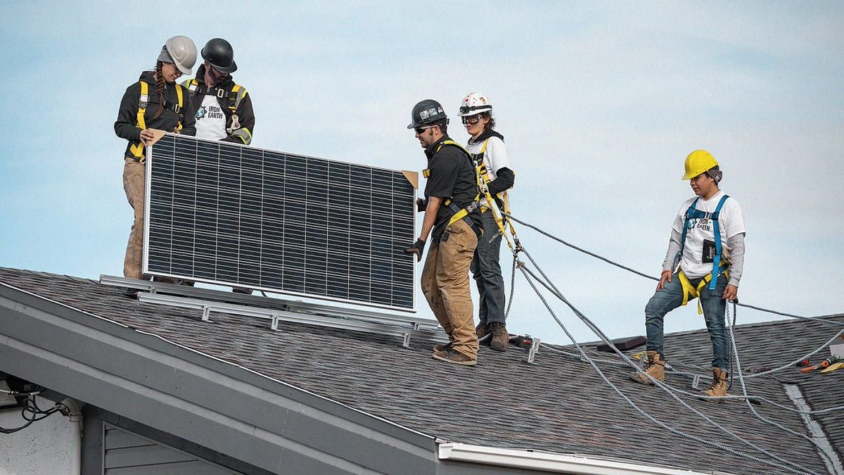 FastCompany's tweet photo. These former oil industry workers now teach their old colleagues how to install solar https://t.co/4uNDdxpnpw https://t.co/GbcS3rL90y