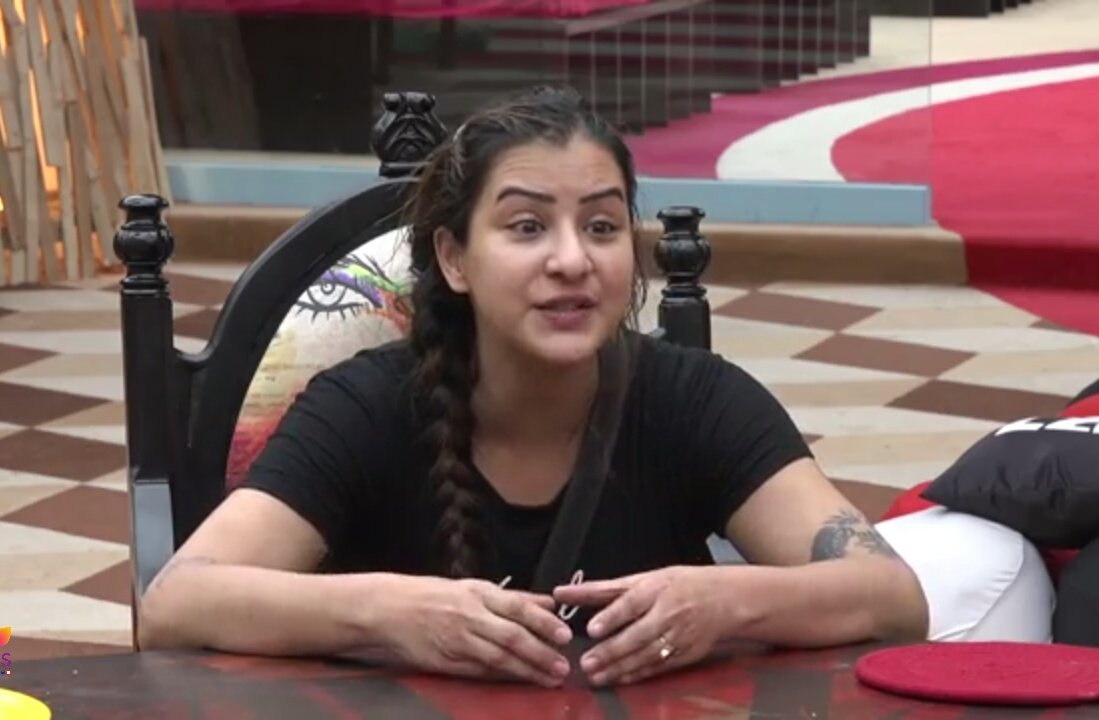 dareezg's tweet photo. [PART 3] 

"WHO DO YOU FIND THE 'BEAUTY WITH BRAIN' OF THIS SEASON" ?

RT 🔃 for #ShilpaShinde 

Like ❤ for #HinaKhan 

#BB11 #BiggBoss11 #WeekendKaVaar https://t.co/UmvVGwxcKj