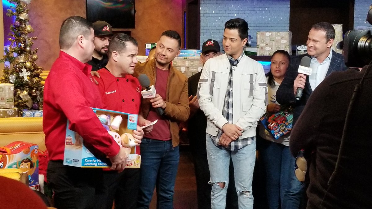 LuisCoronel's tweet photo. Por si no lo vieron #SushiLoco de Downey Ca está recibiendo un juguete con valor mínimo de 20 a cambio de un ticket para #NocheNavideña. Ayudemos a ayudar. https://t.co/EV6XX9XqwU