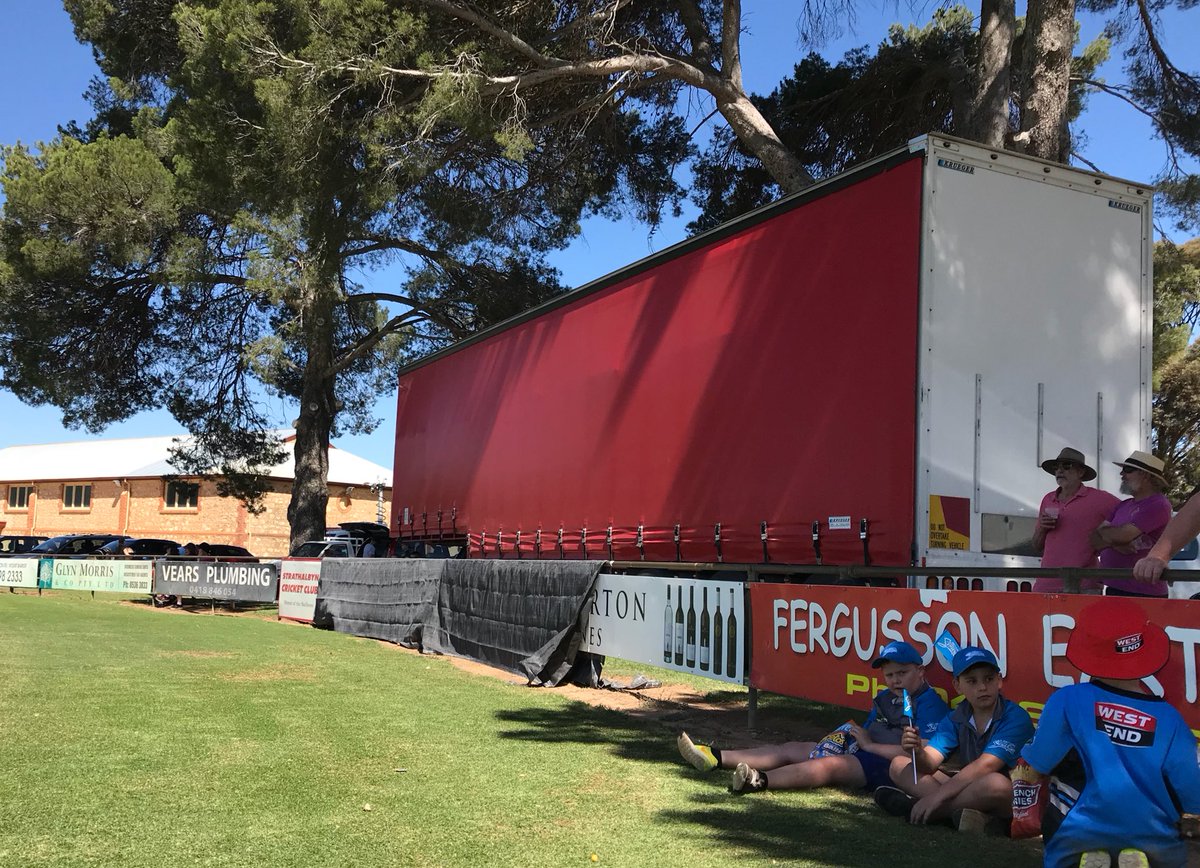 StrikersBBL's tweet image. When you need a sight screen out in the country 😂👍 Love it! #strikeforce